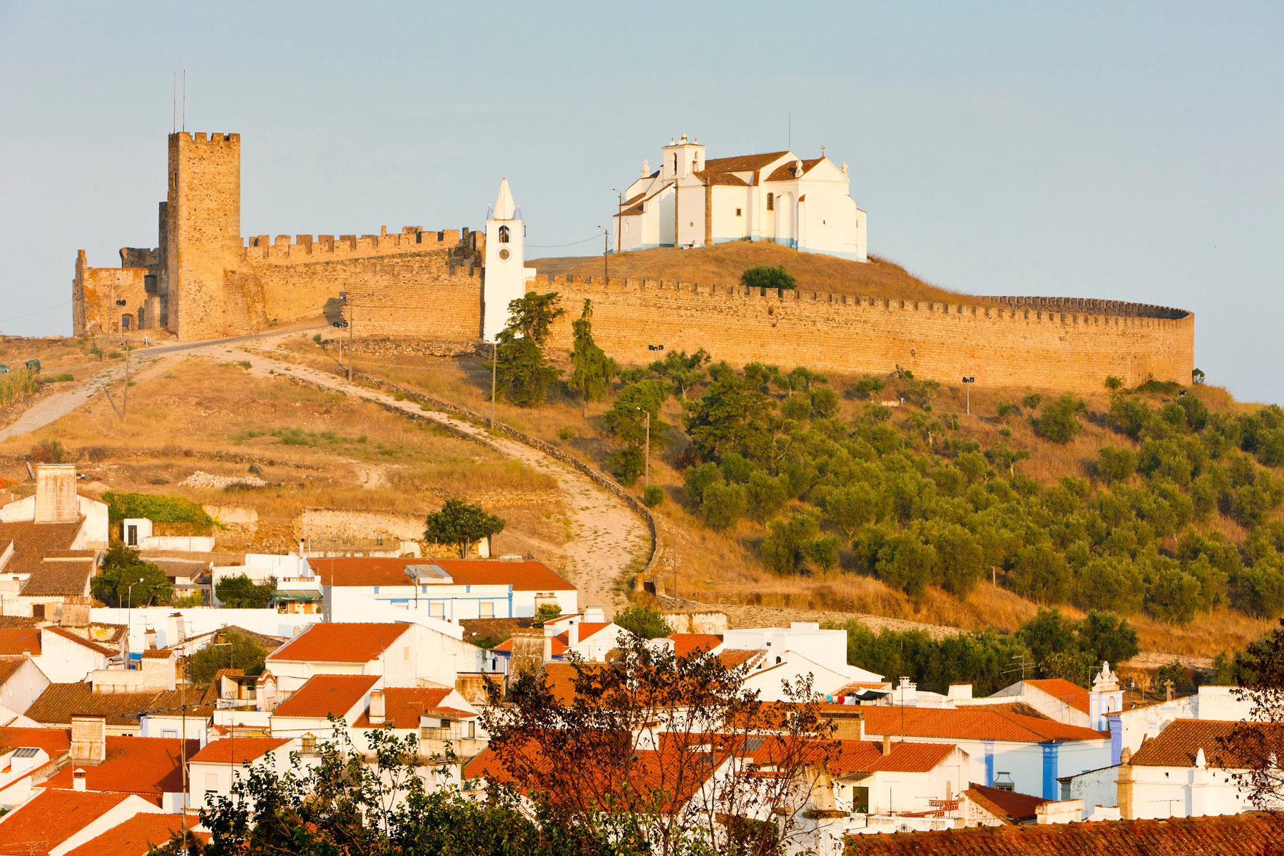 Arraiolos skyline and castle.jpg